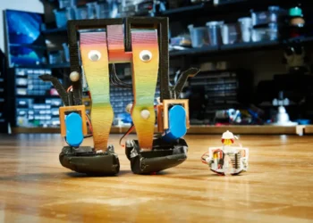 Le robot bipède le plus petit, le plus rapide et le plus autonome au monde