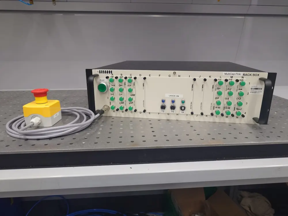 Projet à capitalisation multiple : L'amplificateur peut desservir jusqu'à 12 canaux de données dans un seul brin de fibre.