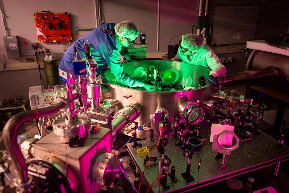 John Nees (à gauche) et l'ingénieur laser Paul Campbell (à droite) travaillent dans la zone cible 1, où se déroulera la première expérience utilisateur de 2 pétawatts. ZEUS est désormais le laser le plus puissant des États-Unis.