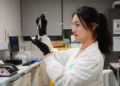 Une nouvelle batterie liquide pourrait permettre aux foyers australiens d'accéder au stockage solaire