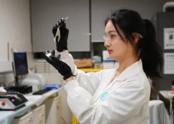 Une nouvelle batterie liquide pourrait permettre aux foyers australiens d'accéder au stockage solaire