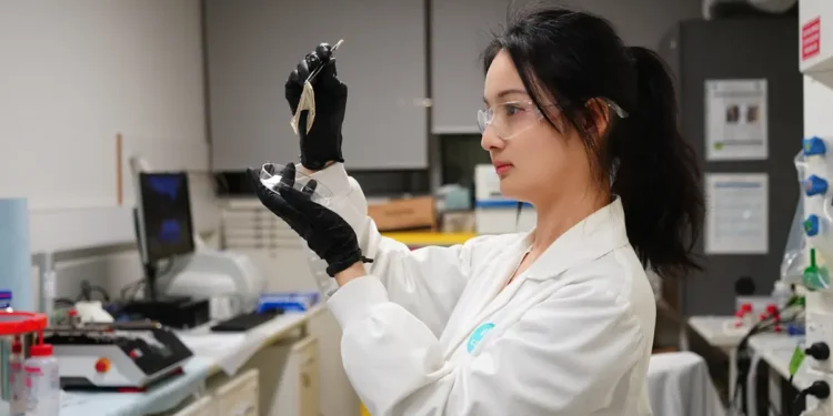 Une nouvelle batterie liquide pourrait permettre aux foyers australiens d'accéder au stockage solaire