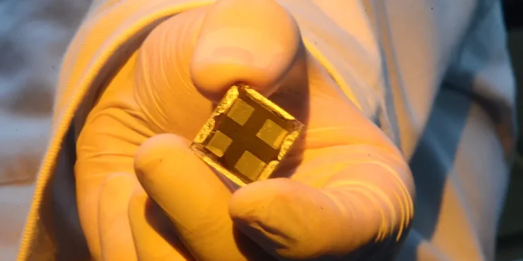 Un procédé simple prolonge la durée de vie des cellules solaires en pérovskite