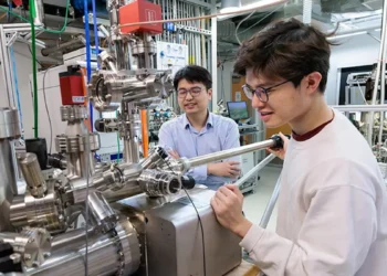 Des scientifiques découvrent l'une des jonctions semi-conductrices les plus fines au monde se formant à l'intérieur d'un matériau quantique