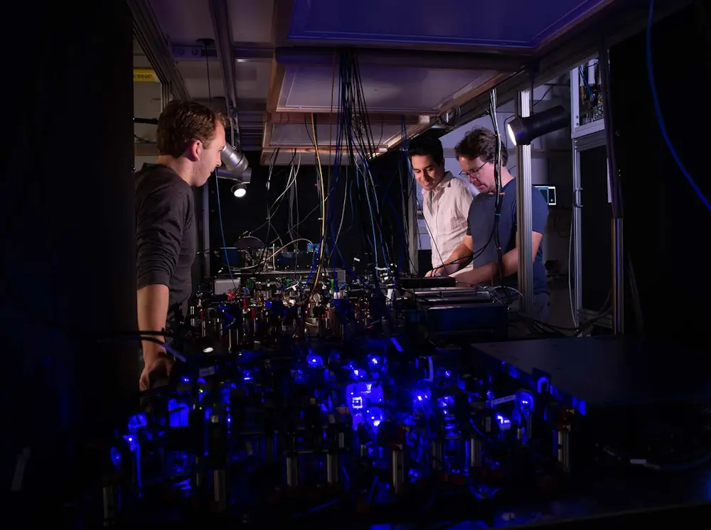 Adam Shaw, Ivaylo Madjarov et Manuel Endres travaillent sur leur appareil à laser à Caltech.
