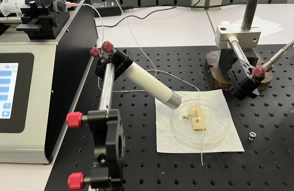 La puce est montrée lors d'un test avec une sonde de spectromètre et une source lumineuse pour la détection spectroscopique colorimétrique.