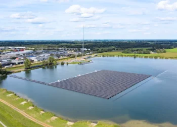 Les installations photovoltaïques flottantes pourraient renforcer la résilience climatique des lacs