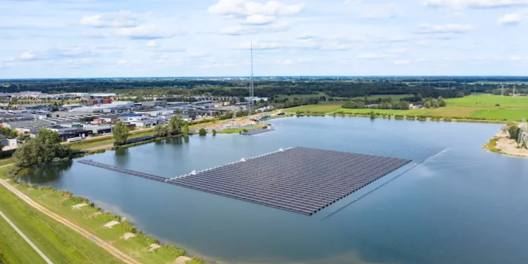 Les installations photovoltaïques flottantes pourraient renforcer la résilience climatique des lacs