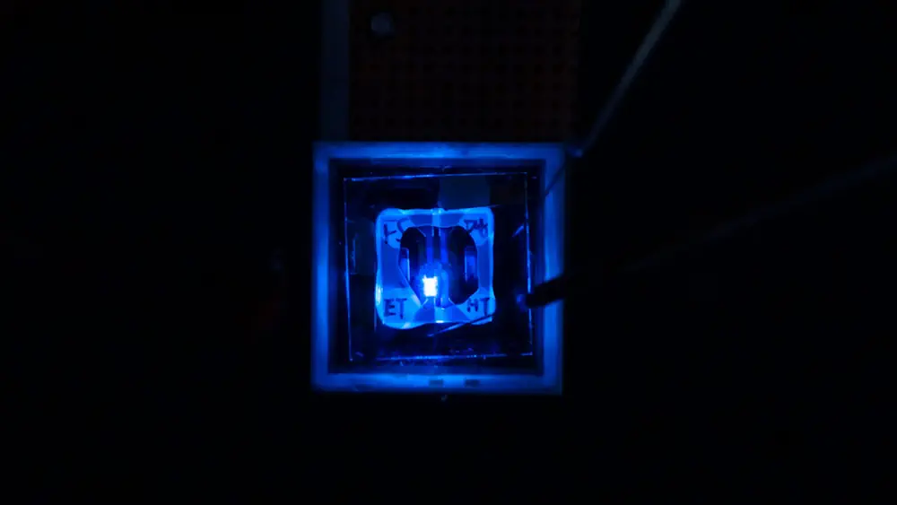 La nouvelle PHOLED, développée dans le laboratoire de Steve Forrest à l'université du Michigan, montre une voie pour des OLED bleues efficaces qui peuvent durer aussi longtemps que les OLED vertes et rouges efficaces déjà présentes dans les téléviseurs haut de gamme et les écrans phares des smartphones.