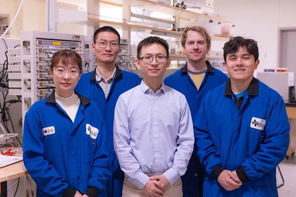 De gauche à droite : Jiaqi Ke, doctorant en science et ingénierie des matériaux ; Boyu Wang, associé de recherche ; Laisuo Su, professeur adjoint en science et ingénierie des matériaux ; Jordan Gatts, senior en ingénierie mécanique ; et Matthew Beltran, doctorant en science et ingénierie des matériaux.