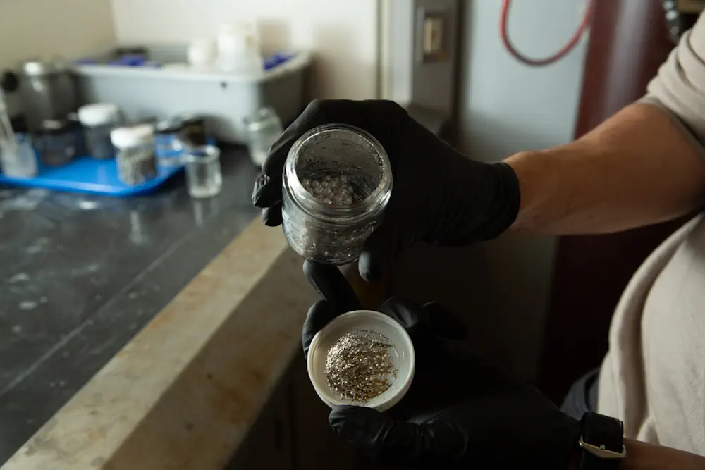 Le nouveau procédé commence par des granulés d'aluminium recyclé (dans un bocal) qui réagissent avec l'eau de mer pour produire de l'hydrogène pur. L'équipe a constaté que, s'il était développé, le processus pourrait produire de l'hydrogène "vert" avec une faible empreinte carbone.