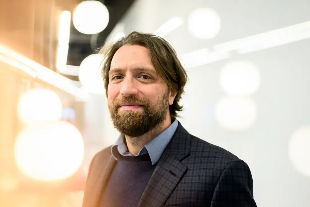 Cristian Cassellal, professeur associé d'ingénierie électrique et informatique à la Northeastern University