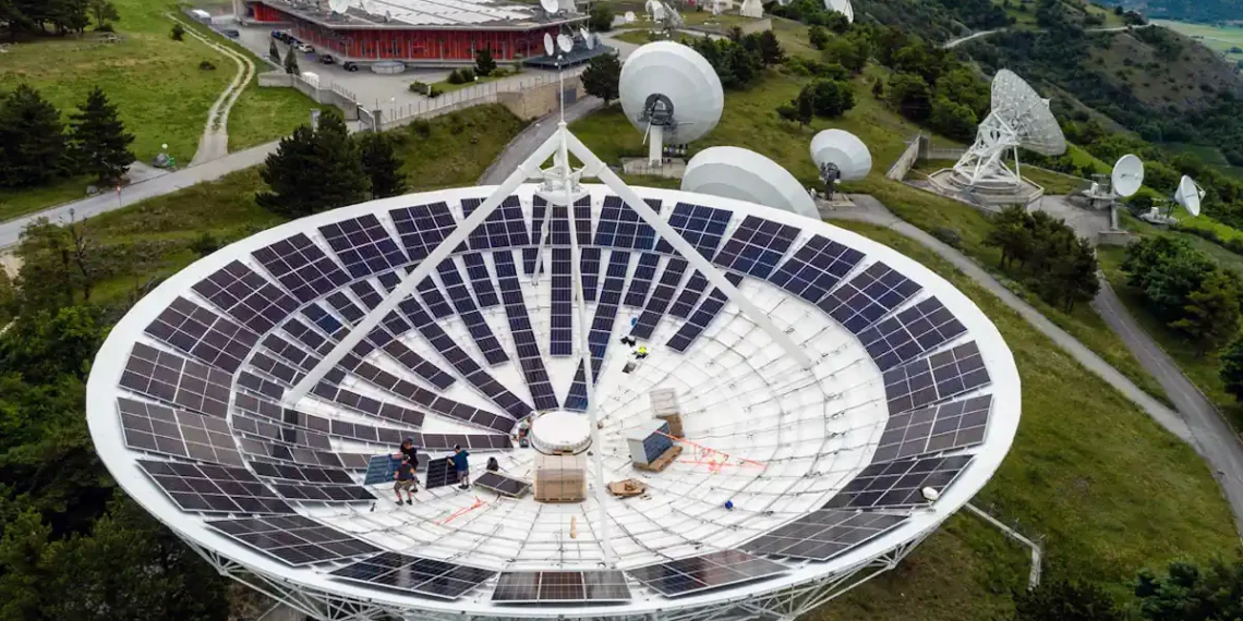 Un ancien site d'antennes paraboliques suisses renaît en centrale solaire innovante
