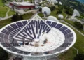 Un ancien site d'antennes paraboliques suisses renaît en centrale solaire innovante