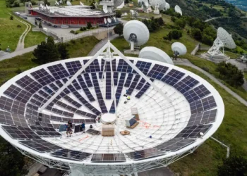 Un ancien site d'antennes paraboliques suisses renaît en centrale solaire innovante