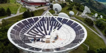 Un ancien site d'antennes paraboliques suisses renaît en centrale solaire innovante
