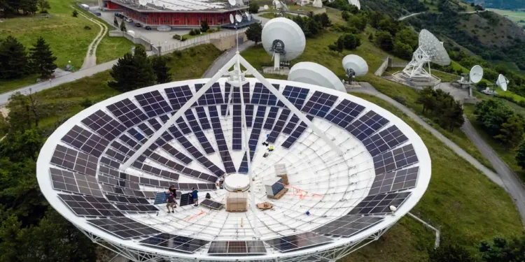 Un ancien site d'antennes paraboliques suisses renaît en centrale solaire innovante