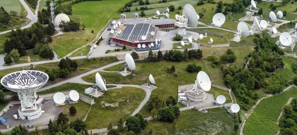 Le centre de télécommunication avec les paraboles