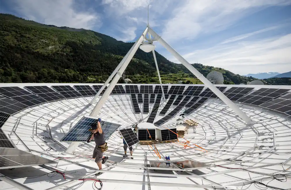 Grâce à la solution innovante de SolarEdge d'onduleurs optimisés à courant continu combinés aux optimiseurs de puissance placés sous chaque paire de panneaux solaires, l’installation atténue l'impact de la configuration incurvée des modules et optimise la production énergétique tout en garantissant la viabilité du projet pour Leuk TDC.