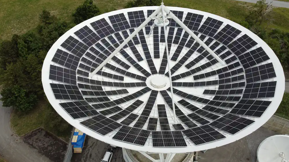 Leuk TDC, opérateur de télécommunications suisse, a transformé ses anciennes antennes paraboliques en centrales solaires pour répondre aux besoins énergétiques de son centre de données