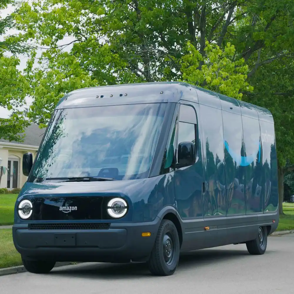 Le véhicule de livraison électrique Rivian d'Amazon sur la route