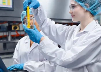 Les enzymes, ces « nanomachines du vivant » qui pourraient transformer des déchets plastiques en ressources