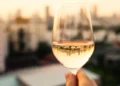 Peut-on vraiment prévenir les arrêts cardiaques avec du champagne ou du vin blanc ? Retour sur une étude aux résultats trompeurs