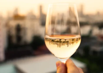 Peut-on vraiment prévenir les arrêts cardiaques avec du champagne ou du vin blanc ? Retour sur une étude aux résultats trompeurs