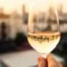 Peut-on vraiment prévenir les arrêts cardiaques avec du champagne ou du vin blanc ? Retour sur une étude aux résultats trompeurs