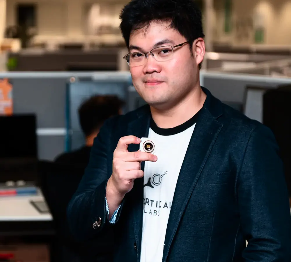 Hon Weng Chong, cofondateur de Cortical Labs, tenant un DishBrain