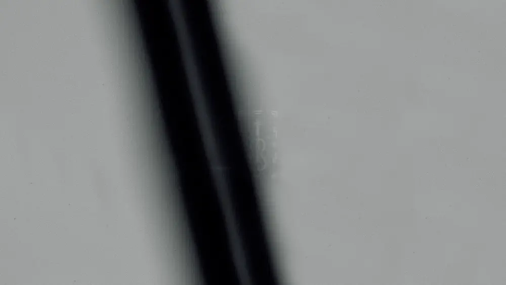 Le plus petit violon du monde, à côté d'un cheveu humain. Les images ont été prises à l'aide d'un microscope numérique Keyence VHX-7000N.