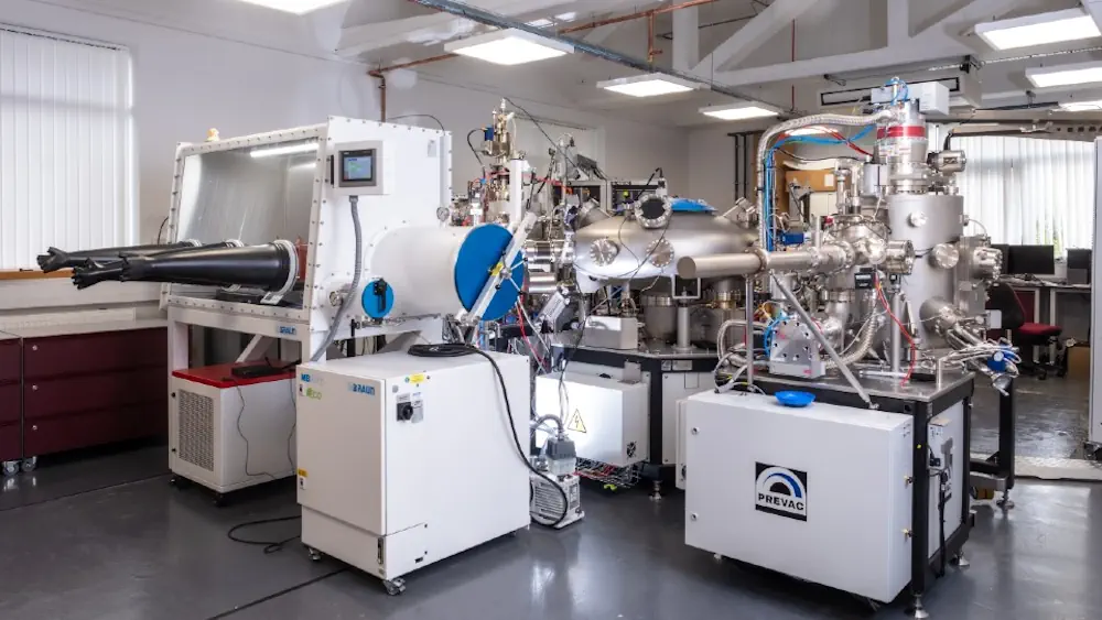 Le système de nanolithographie de l'université de Loughborough, doté d'un NanoFrazor logé dans une boîte à gants scellée pour un fonctionnement sans contamination.