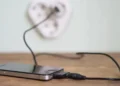 Peut-on laisser un chargeur branché en permanence ?