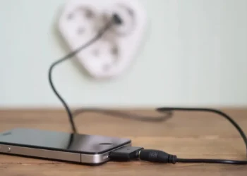 Peut-on laisser un chargeur branché en permanence ?