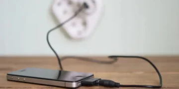 Peut-on laisser un chargeur branché en permanence ?