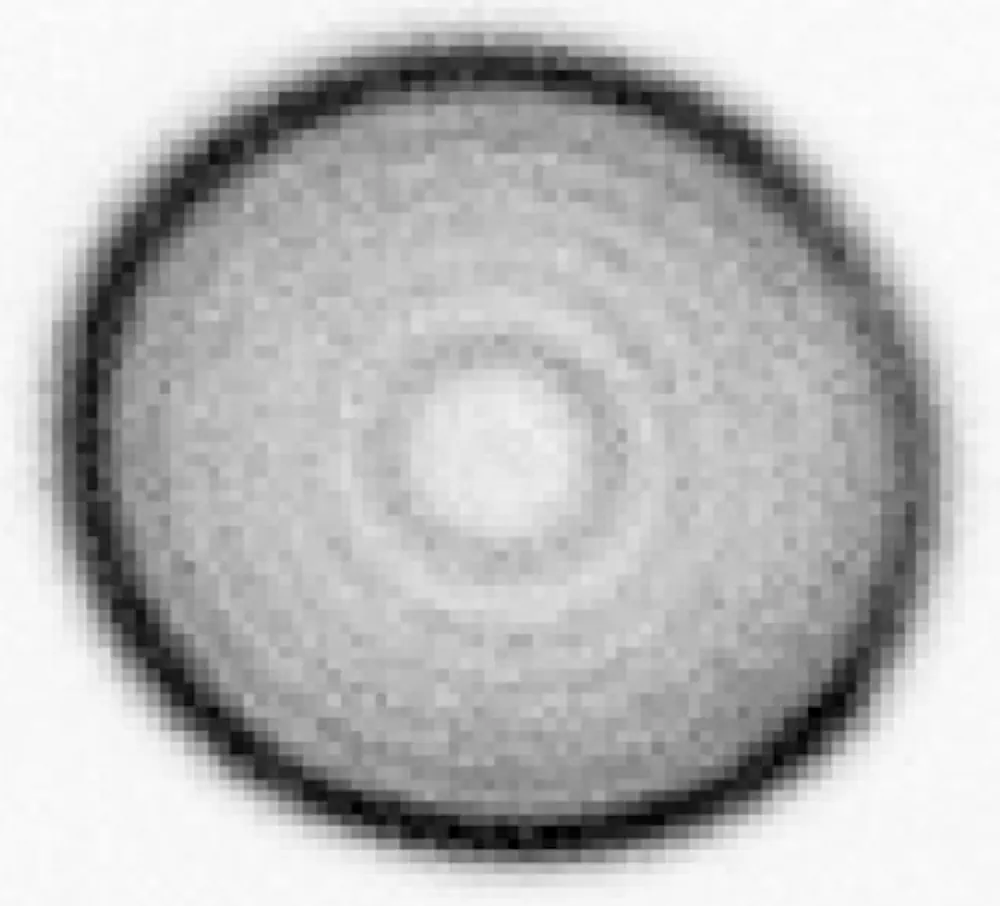 Arc-en-ciel électronique obtenu expérimentalement par projection d'électrons par un champ électrique. La densité de courant la plus grande correspond au cercle extérieur le plus sombre. L’anneau intense extérieur, ici de diamètre 1,7 mm, ressemble à une zone d’accumulation de trajectoires classiques, mais son rayon reste néanmoins toujours strictement plus petit que celui de l’enveloppe imposée au mouvement par la mécanique classique. Un effet quantique systématique peut ainsi subsister dans des images apparemment classiques