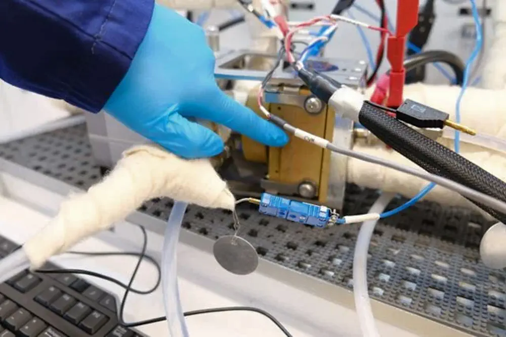 Patrick Fortin montre l'emplacement de la membrane et du catalyseur dans la pile à combustible au laboratoire d'hydrogène de SINTEF.