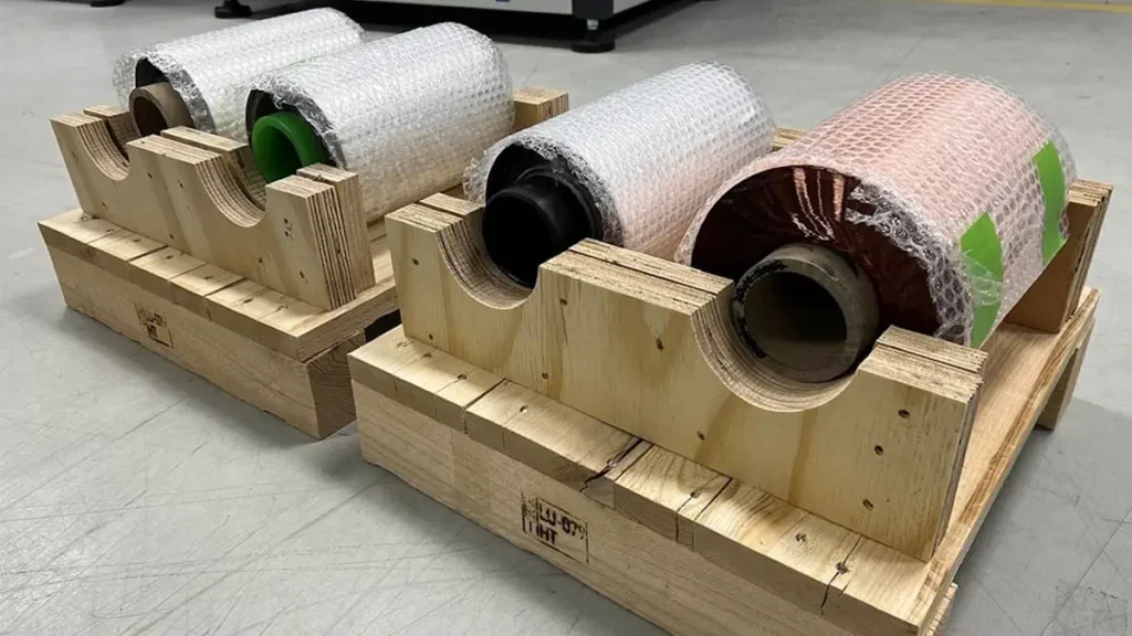 Les rouleaux d'électrodes sont emballés et prêts à être expédiés pour la production de cellules. Photo : SINTEF