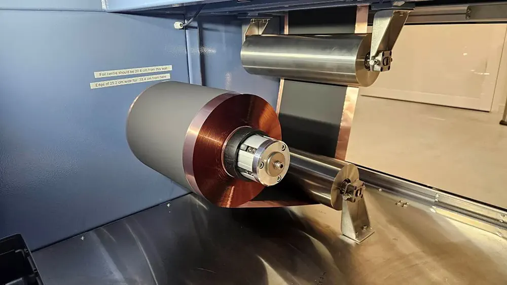 Le rouleau d'anode comporte plus de 200 mètres de revêtement d'électrode double face constitué d'un mélange de silicium et de graphite.