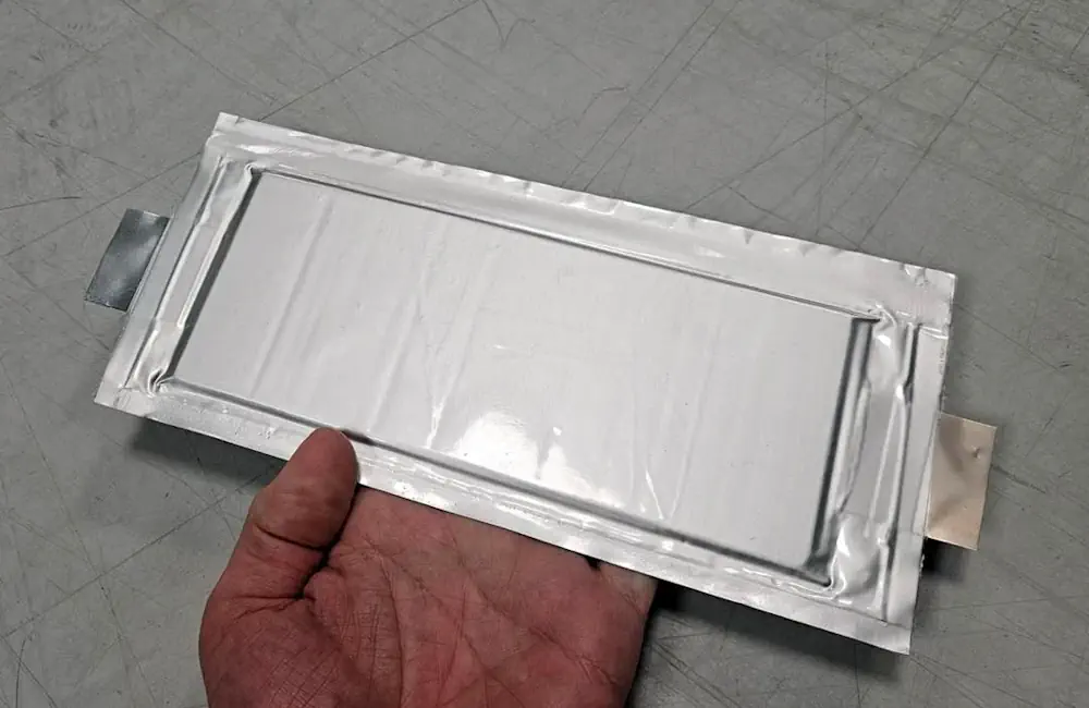 Les rouleaux d'électrodes seront découpés en petits morceaux et assemblés en cellules de poche. Certaines de ces cellules seront ensuite testées individuellement et d'autres seront utilisées pour assembler un module de batterie plus grand.