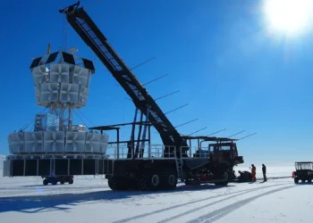 Des impulsions radio étranges provenant de la glace de l'Antarctique sont détectées