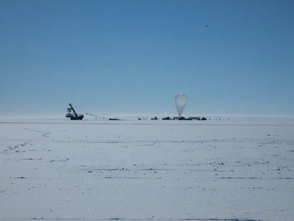ANITA a été placée en Antarctique parce qu'il y a peu de risques d'interférence avec d'autres signaux. Pour capter les signaux d'émission, le détecteur radio monté sur ballon est envoyé pour survoler des étendues de glace, capturant ainsi ce que l'on appelle des pluies de glace