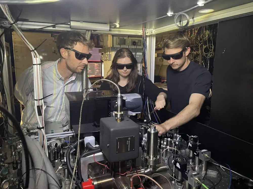 Les chercheurs d'Oxford avec le matériel expérimental, dans le Clarendon Laboratory, Department of Physics, Université d'Oxford. De gauche à droite : Mario Gely, Molly Smith, Aaron Leu.