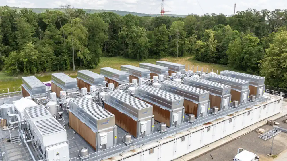 Installations de refroidissement sur le toit du Modular Data Centre qui abrite JUPITER.