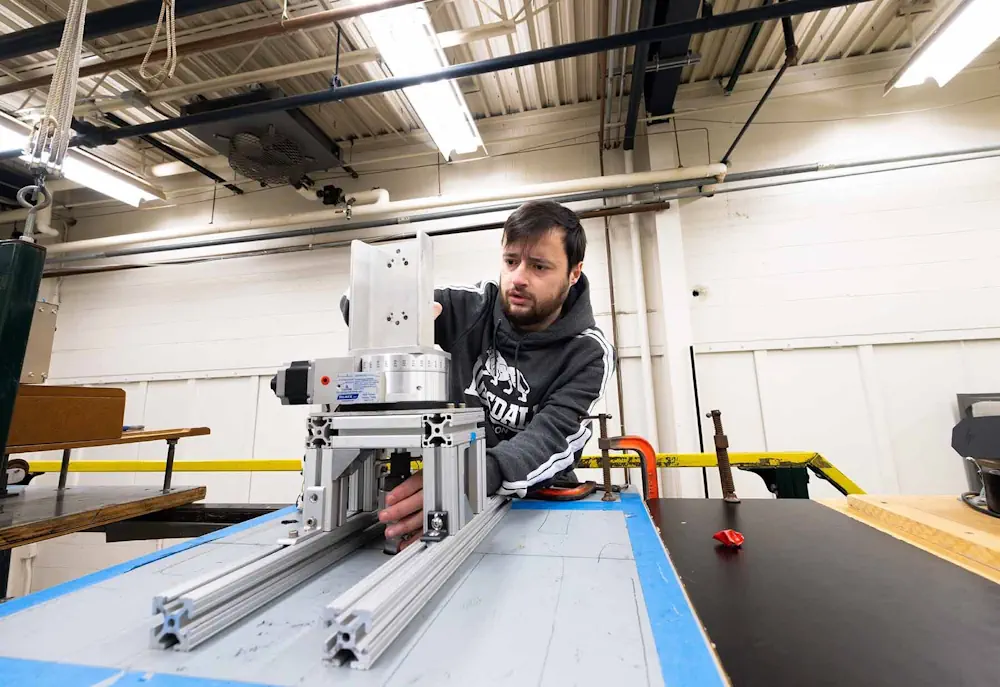 Rodrigo Vilumbrales-Garcia, prépare une soufflerie avant de réaliser des expériences avec la sphère imprimée en 3D.