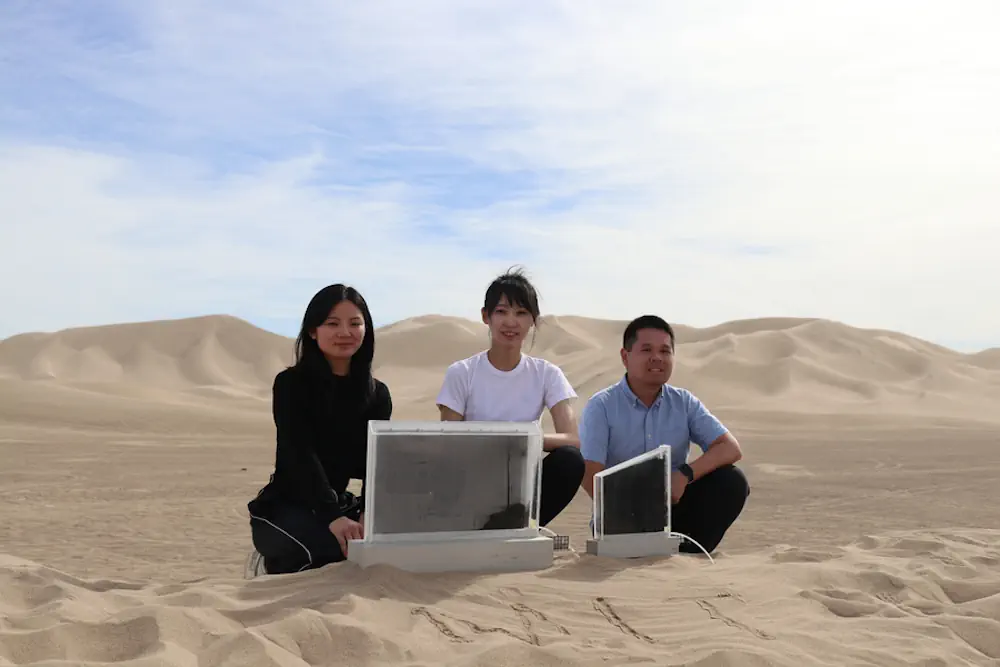 Les membres de l'équipe (de gauche à droite), Shucong Li, "Will" Chang Liu et Xiao-Yun Yan, avec deux collecteurs d'eau.