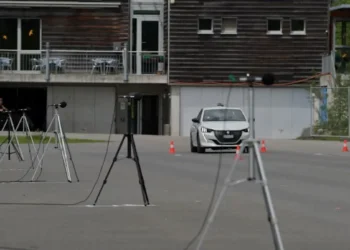 La voiture électrique est la reine du silence au feu rouge