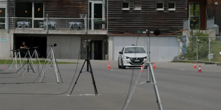 La voiture électrique est la reine du silence au feu rouge
