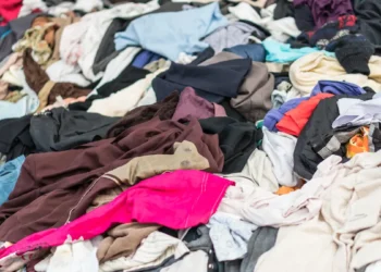 Près de 90 % des déchets textiles finissent brûlés. Comment changer cela ?