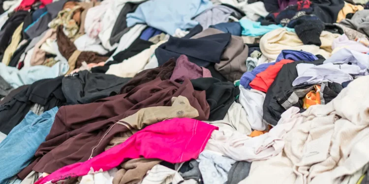 Près de 90 % des déchets textiles finissent brûlés. Comment changer cela ?